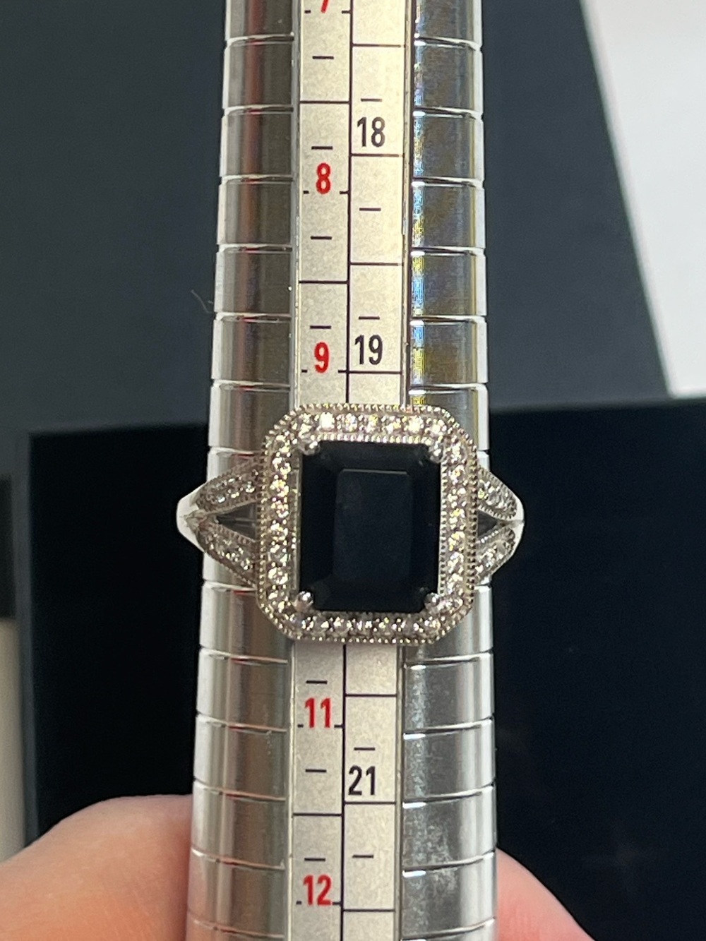 Sterling Silver & Emerald cut Black Onyx Ring
925
Size 10 - Picture 6 of 7